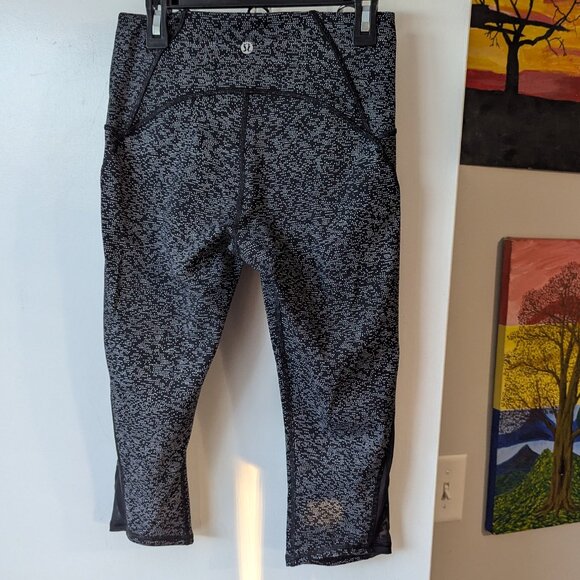 Size 6 Lululemon Athletica Train Times Crop Capris Soundwave White Black - Picture 6 of 8